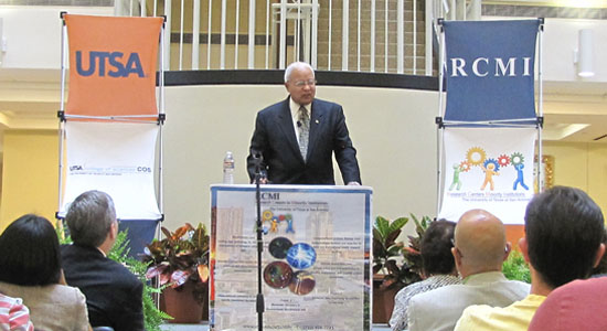 Sidney McNairy, Jr. speaking in front of audience