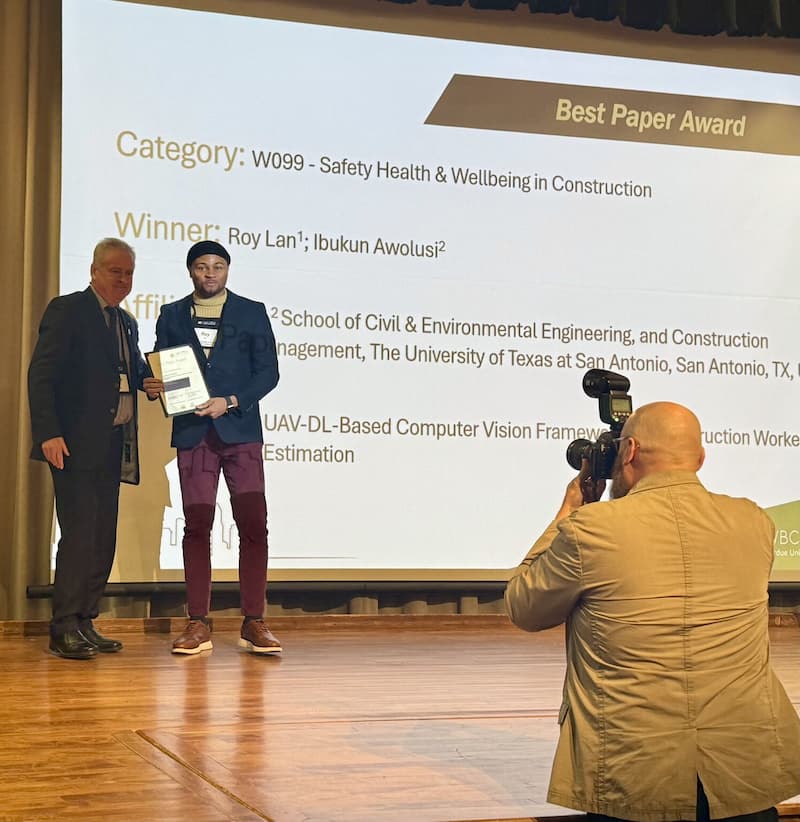 Roy Lan receiving the award for best paper.